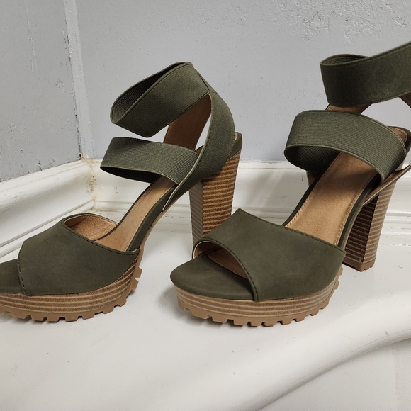 Women's Green Pumps - Picture 5 of 7